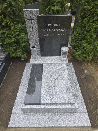 Urnový pomník Impala Tarn s chodníkem a závětřím.jpg